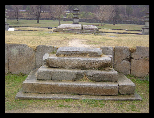 석계단, 양 옆의 사자상은 도난당하고 이제 더 이상 망가질 것도 없다. 불사(不死)의 생명력을 얻었다 